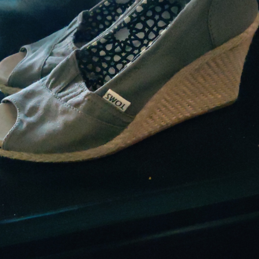Toms - Picture 3 of 5